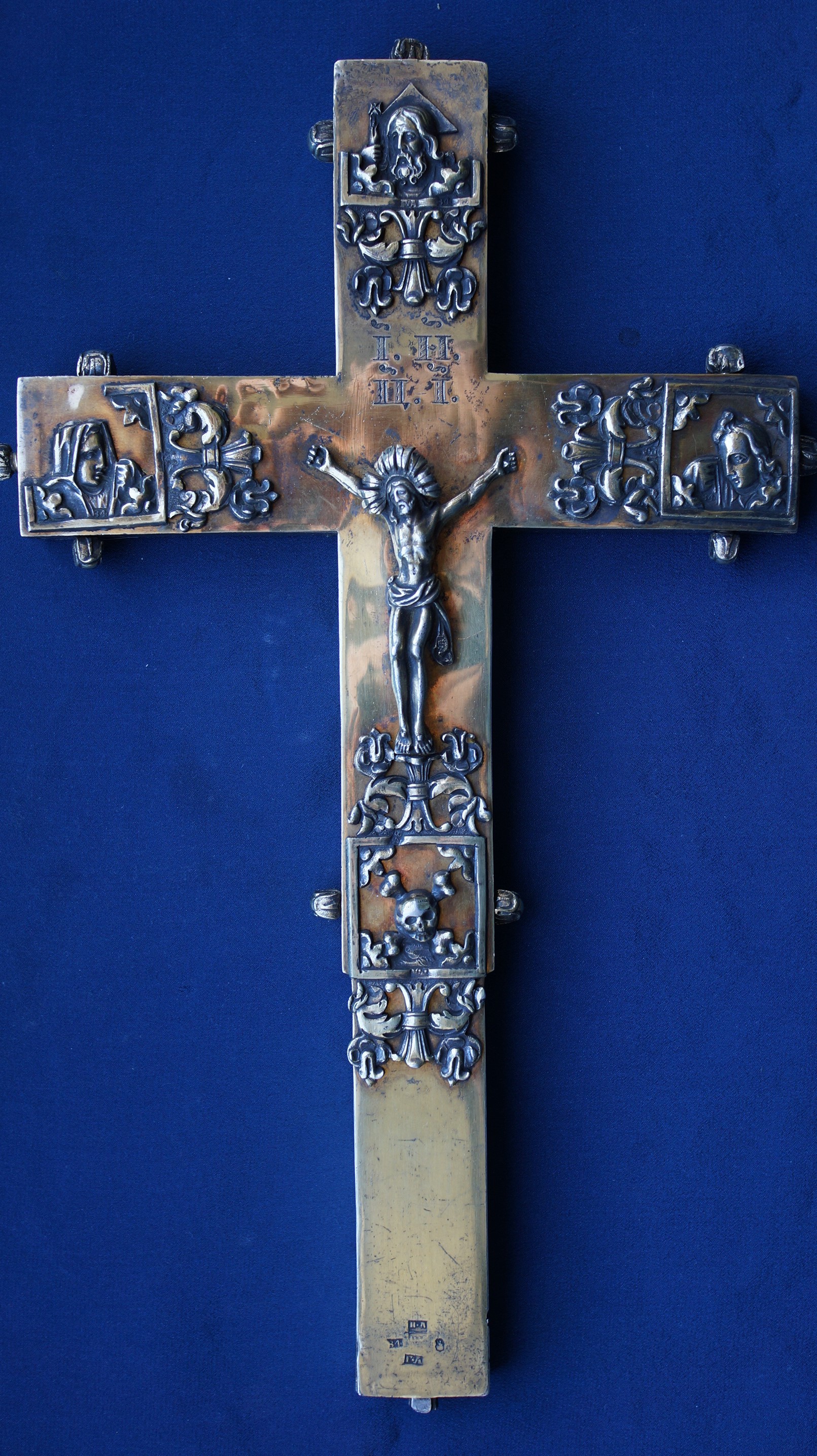 Старинный напрестольный  крест-мощевик. Серебро 